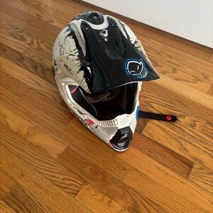 O’Neal 9 Series Motocross Helmet | White/Black Skull Splatter Graphics